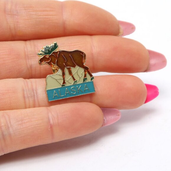 Vintage Alaska Enamelled Pin USA Moose Outdoors Metal Gold Lapel Souvenir - Picture 2 of 3